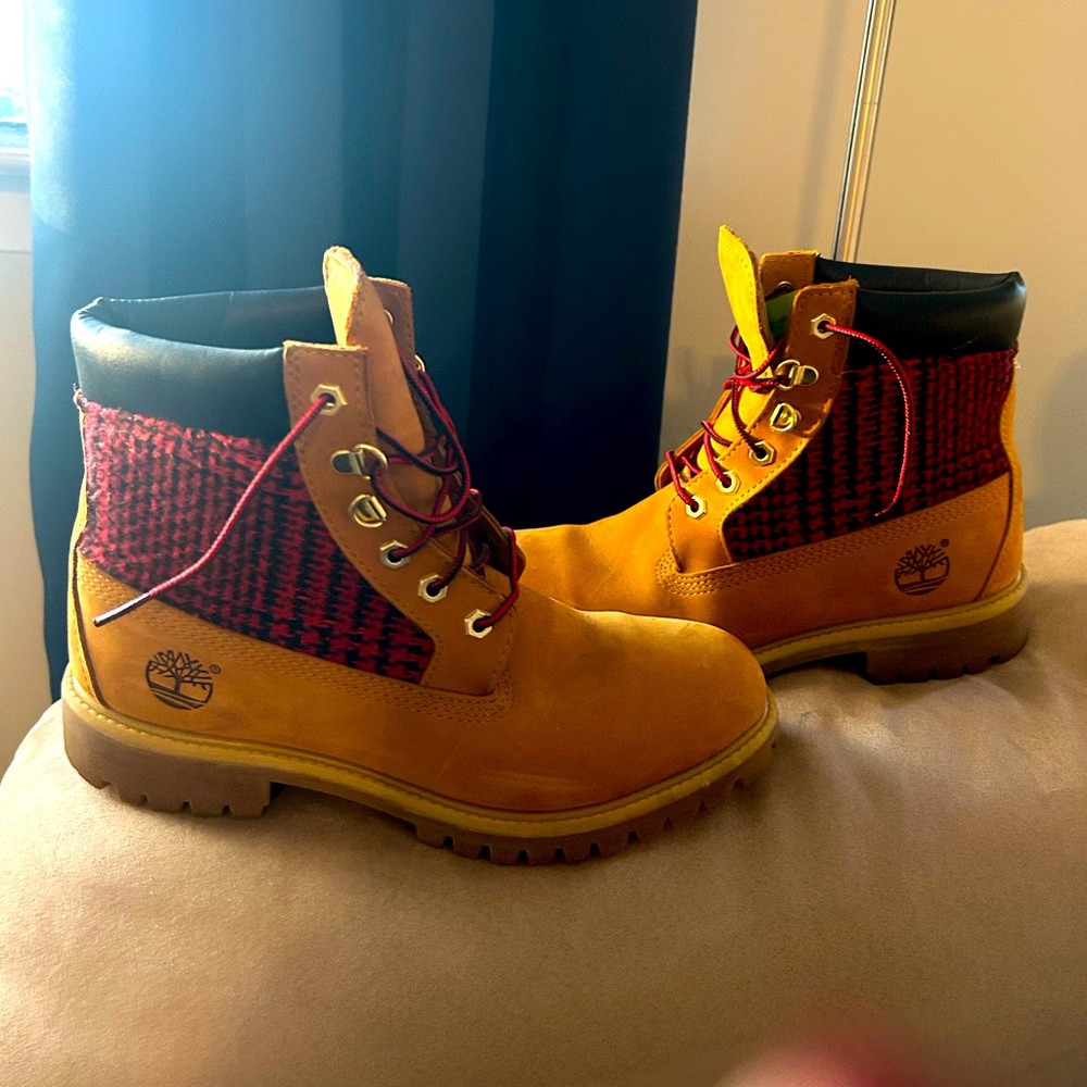 Like Brand new! Men’s special edition Timberland Boots